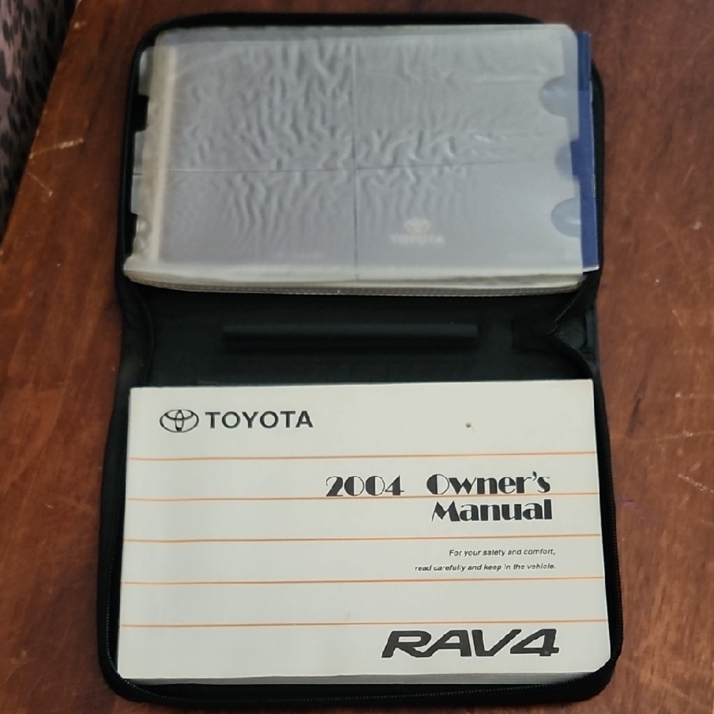 Toyota RAV4 2004 Owner's Manual & Zippered Case